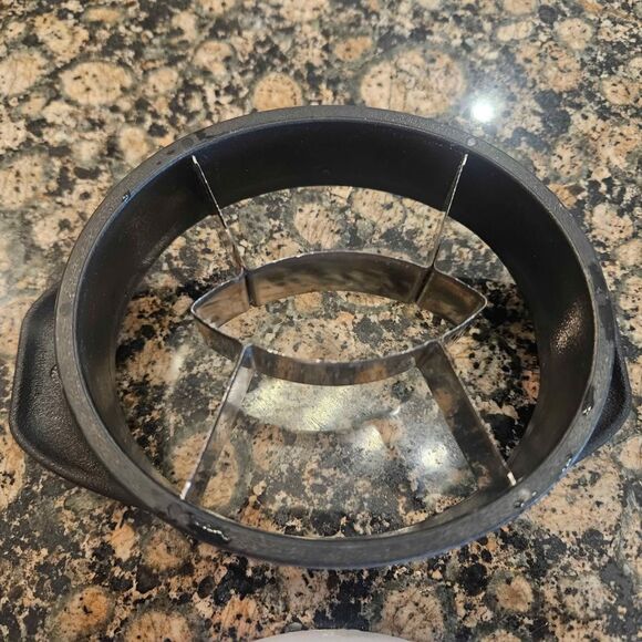 Pampered Chef Mango Wedger and Corer Cutter with Blade Cover - Picture 5 of 6